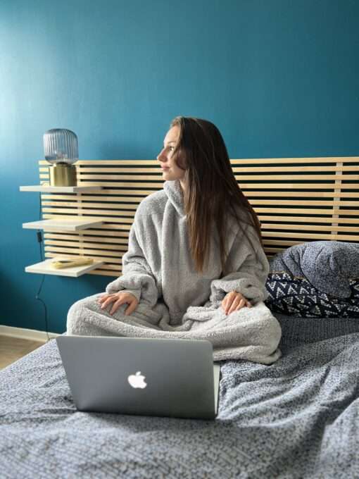 Sweat Plaid pull à capuche gris en télétravail. Ultra chaud, idéal pour l'hiver.