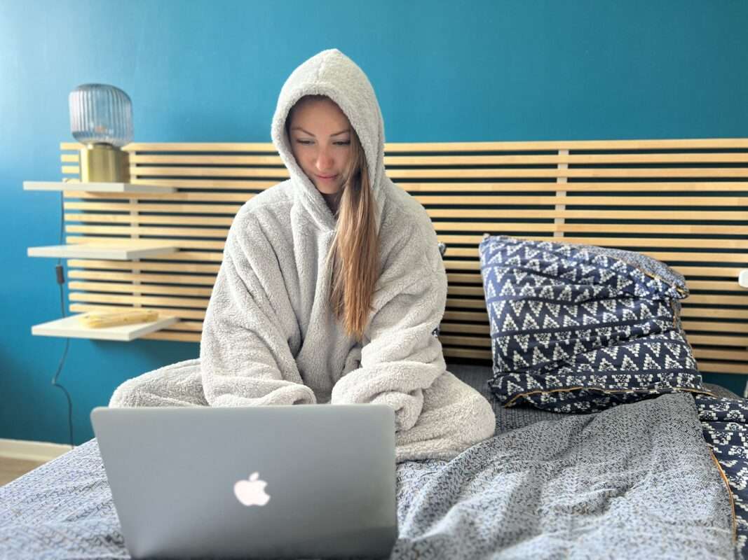 Sweat plaid à capuche en télétravail. Idéal pour travailler à la maison sans avoir froid