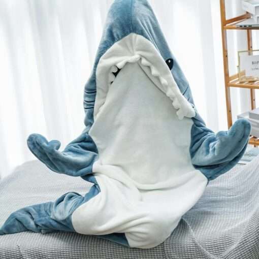 Combinaison Pyjama Requin assis sur le lit pour un pur moment cocooning