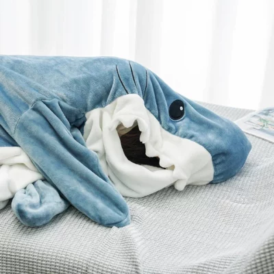 Combi Pyjama Requin couché sur son lit
